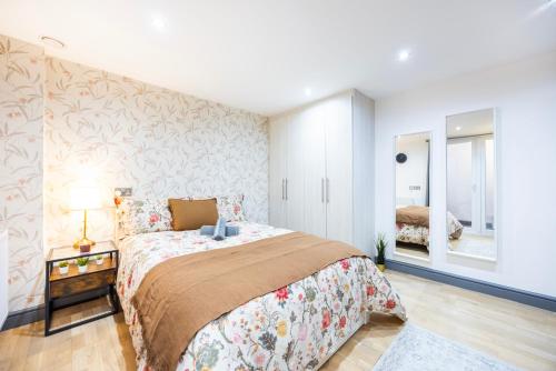 Family-Friendly 3BR Sleeps 8 Hammersmith - image 10