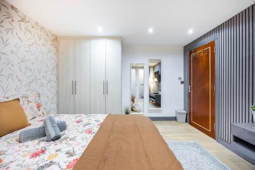 Family-Friendly 3BR Sleeps 8 Hammersmith - image 6