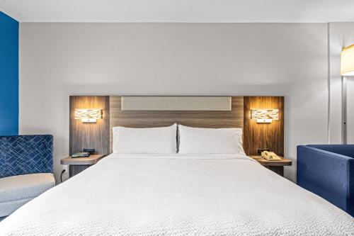 1 king bed, 1 sofa bed