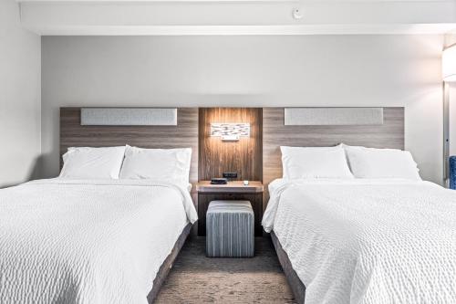 2 queen beds