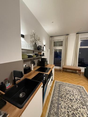 Rockchair - NB20 Cozy Apartment in Friedrichshain Ostkreuz, Berlino (foto 5)