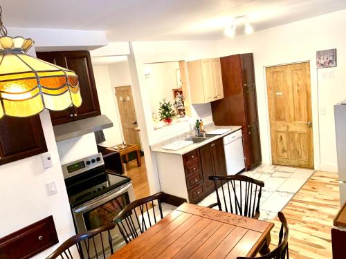 6 guests, King, Queen & Double, Free parking, QC