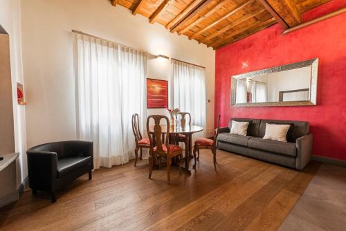 Cosy Suites in Glamorous Santo Spirito PLUS, Florencja