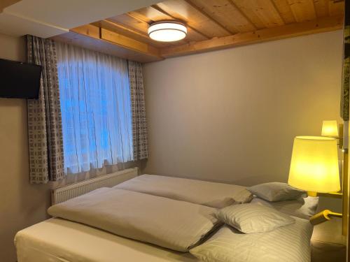 2 bedrooms, 4 beds
