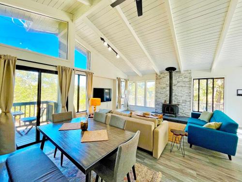virtuve, Modern Yosemite Cabin, 15min Bass Lake, Sleeps 8 in Avanī (CA)