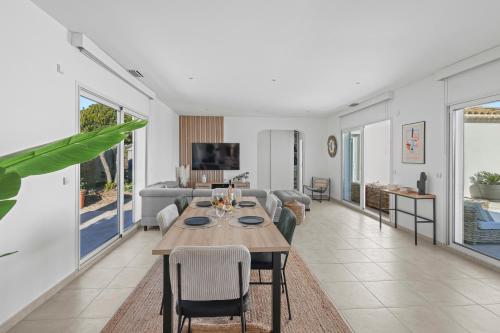 Shared lounge/TV area, Superbe Villa avec vue mer sur baie de Cannes in Les Adrets-de-l'Esterel