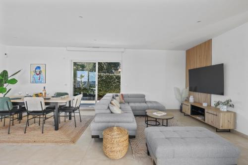 Shared lounge/TV area, Superbe Villa avec vue mer sur baie de Cannes in Les Adrets-de-l'Esterel