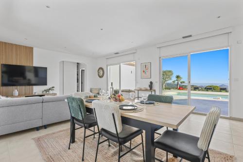 Shared lounge/TV area, Superbe Villa avec vue mer sur baie de Cannes in Les Adrets-de-l'Esterel
