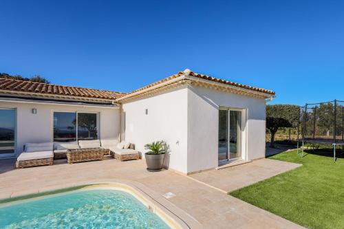 Exterior view, Superbe Villa avec vue mer sur baie de Cannes in Les Adrets-de-l'Esterel