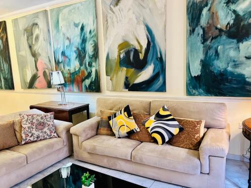 Central Comfort - 4 BDR Apartment, Artfully Designed