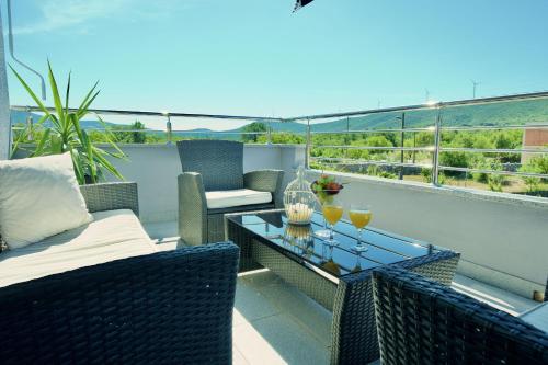 Balkons/terase, Apartment Mario - with pool in Bristivica