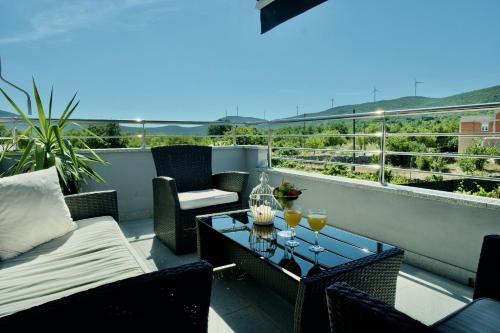 Balkons/terase, Apartment Mario - with pool in Bristivica