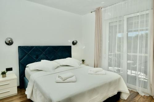 Apartment Mario - with pool in Bristivica