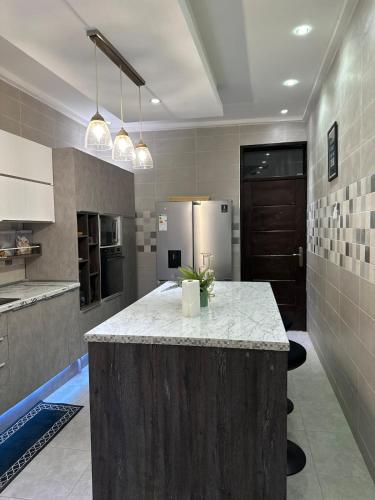 مطبخ, Queens Valley View Holiday Home in Ngleshi Amanfro