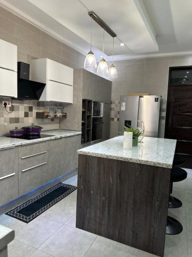 مطبخ, Queens Valley View Holiday Home in Ngleshi Amanfro