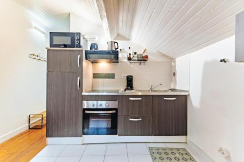 Kitchen, Charmant studio cosy climatise et parking securise a proximite du centre ville de lyon in 9e arrondissement