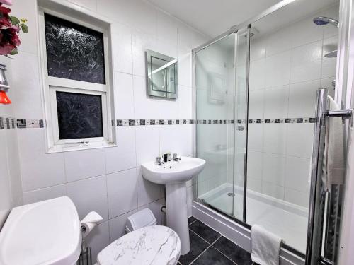 -F1-GH- Enjoy a wonderful stay in our Cosy Luxurious, Spacious ground floor apartment, Free Parking, Free WiFi, Leeds (Foto 5)