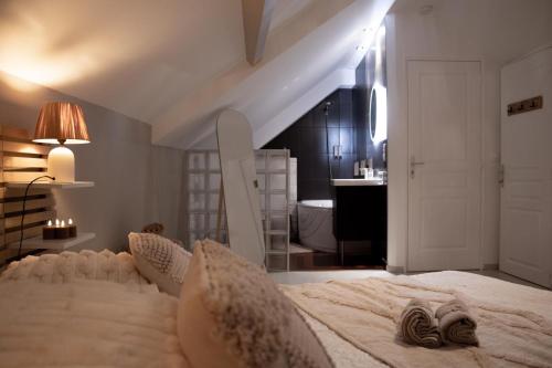 Muraille du chateau avec jacuzzi in Nemours