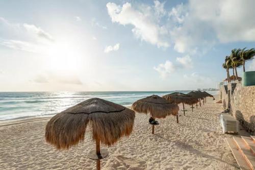 Large House with pool in Cancun for big groups, Cancún