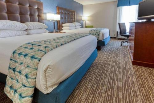 2 queen beds