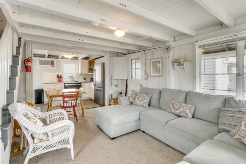 Charming Westbrook Cottage, Steps to Private Beach in Westbrook 