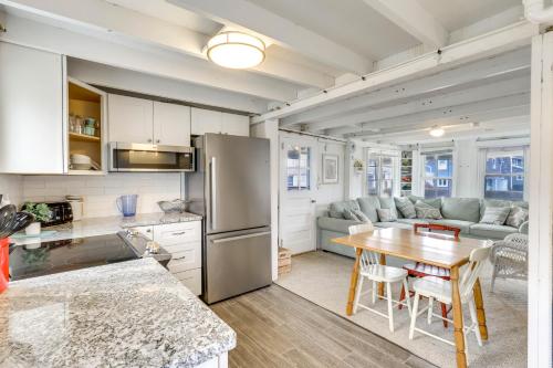 Charming Westbrook Cottage, Steps to Private Beach in Westbrook 