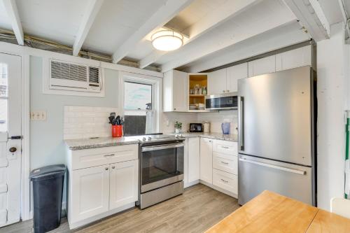 Charming Westbrook Cottage, Steps to Private Beach in Westbrook 