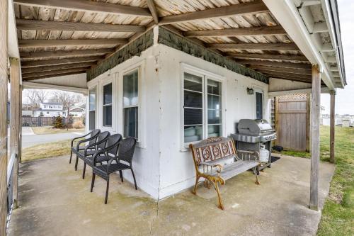 Charming Westbrook Cottage, Steps to Private Beach in Westbrook 