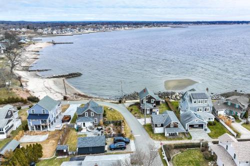 Charming Westbrook Cottage, Steps to Private Beach in Westbrook 