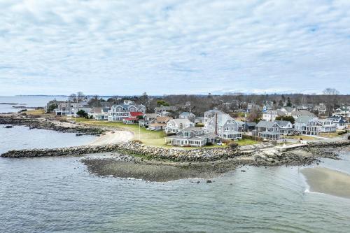 Charming Westbrook Cottage, Steps to Private Beach in Westbrook 
