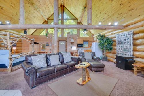 Gatlinburg Cabin with Mtn-View Deck about 11 Mi to Dtwn in Pittman Center