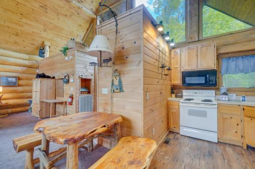 Gatlinburg Cabin with Mtn-View Deck about 11 Mi to Dtwn in Pittman Center