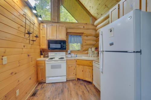 Gatlinburg Cabin with Deck about 11 Miles to Downtown in Gatlinburg, USA