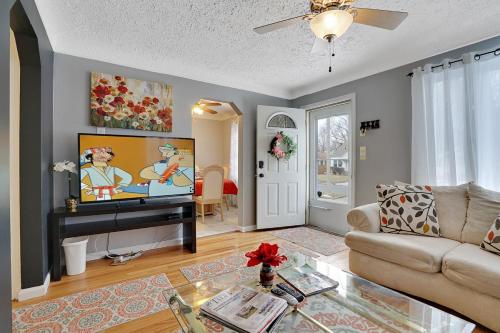 Super Cute & Cool Home with 65Inch TV 2Baths 4 Bedrooms 2King Beds BBQ Grill Fenced Backyard in Hazel Park