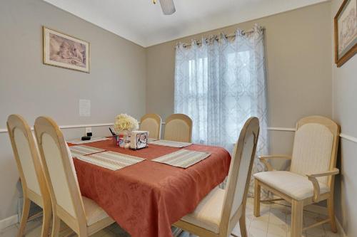 Super Cute & Cool Home with 65Inch TV 2Baths 4 Bedrooms 2King Beds BBQ Grill Fenced Backyard in Hazel Park