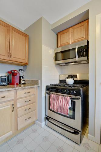 Super Cute & Cool Home with 65Inch TV 2Baths 4 Bedrooms 2King Beds BBQ Grill Fenced Backyard in Hazel Park