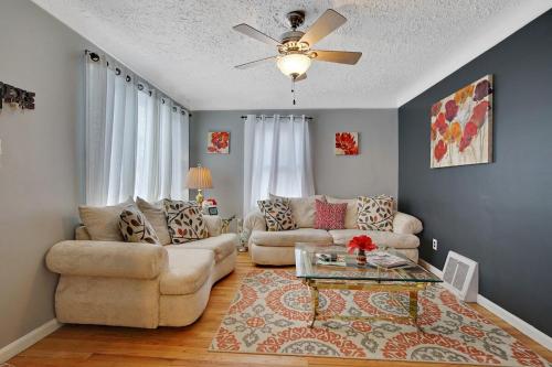 Super Cute & Cool Home with 65Inch TV 2Baths 4 Bedrooms 2King Beds BBQ Grill Fenced Backyard in Hazel Park