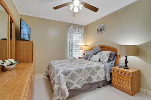 Super Cute & Cool Home with 65Inch TV 2Baths 4 Bedrooms 2King Beds BBQ Grill Fenced Backyard