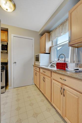 Super Cute & Cool Home with 65Inch TV 2Baths 4 Bedrooms 2King Beds BBQ Grill Fenced Backyard in Hazel Park