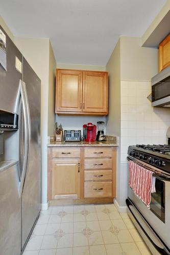 Super Cute & Cool Home with 65Inch TV 2Baths 4 Bedrooms 2King Beds BBQ Grill Fenced Backyard in Hazel Park