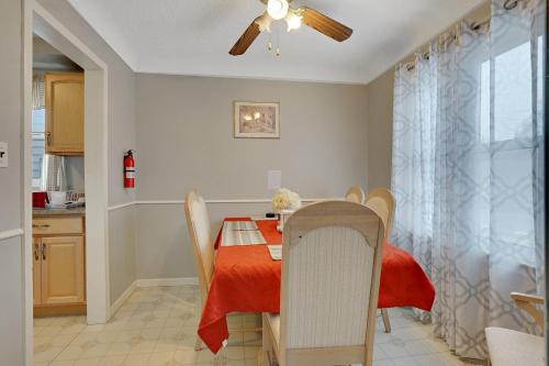 Super Cute & Cool Home with 65Inch TV 2Baths 4 Bedrooms 2King Beds BBQ Grill Fenced Backyard in Hazel Park