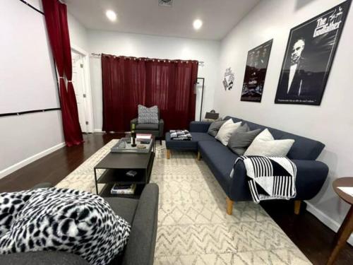 2 Living Rooms - King bd - Deck - BBQ - Airport 15 min image