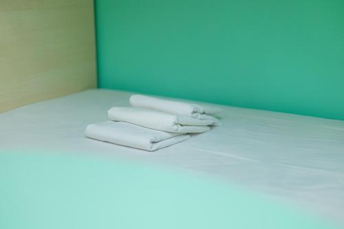 3 twin beds