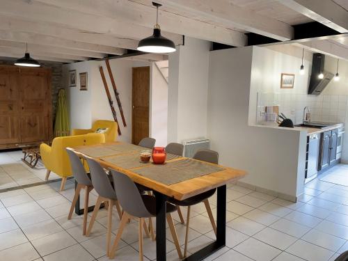 Ancienne ferme rénovée avec jardin privé, poêle à bois et terrasse - FR-1-582-44 (Ancienne ferme renovee avec jardin prive, poele a bois et terrasse - FR-1-582-44) in Laguiole