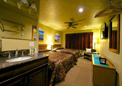 Soda Butte Lodge - image 4