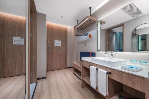 room detail thumbnail 2