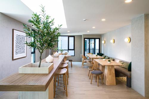 ห้องอาหาร, เวลเนส สเตย์ แอนด์ โฮเทล สุขุมวิท 107 (Wellness Stay & Hotel Sukhumvit 107) in บางนา