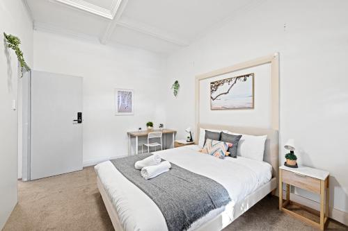Rustic Queen Room - Seconds to Stores & Eateries - Shared Bathroom in Maroubra