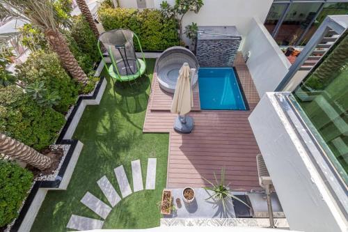 Coastal Themed 4BR Townhouse with Pool in JVC, Dubaj (zdjęcie 2)