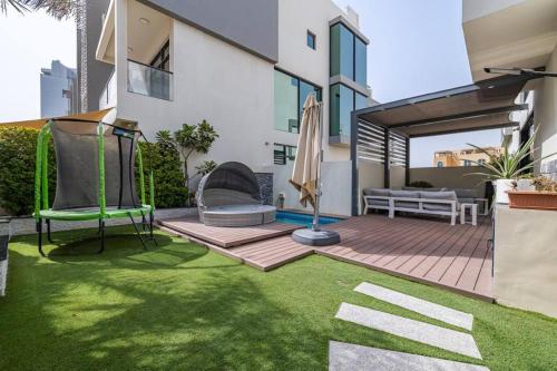Coastal Themed 4BR Townhouse with Pool in JVC, Dubaj (zdjęcie 3)